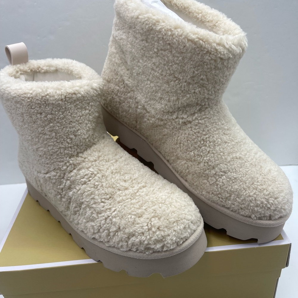 Michael Kors WINNIE BOOTIE W10
FAUX CURLY SHEARLING
49F5WNFE5D Natural 
Sherpa - Picture 12 of 16